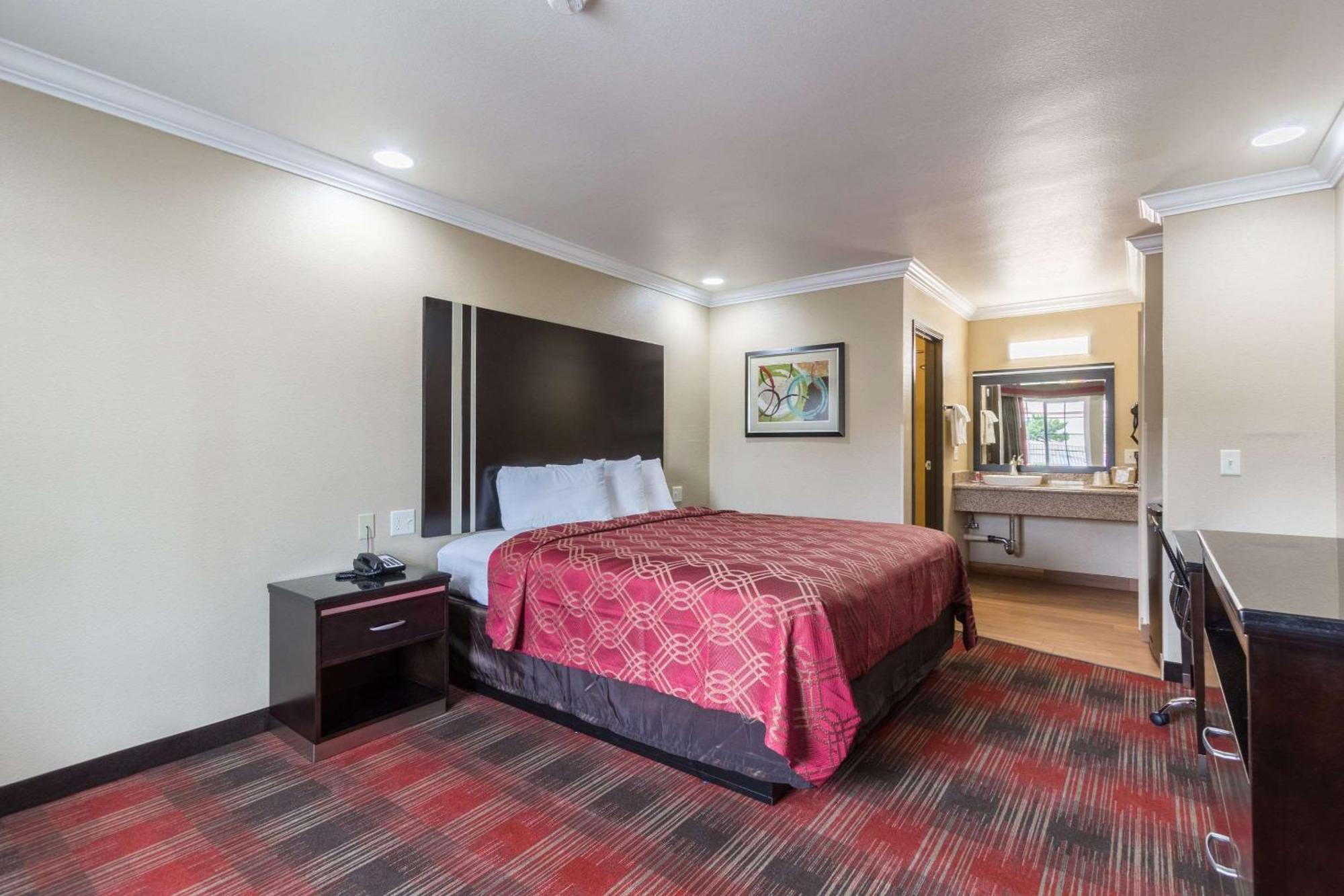 Econo Lodge Inn & Suites Escondido Downtown Екстер'єр фото