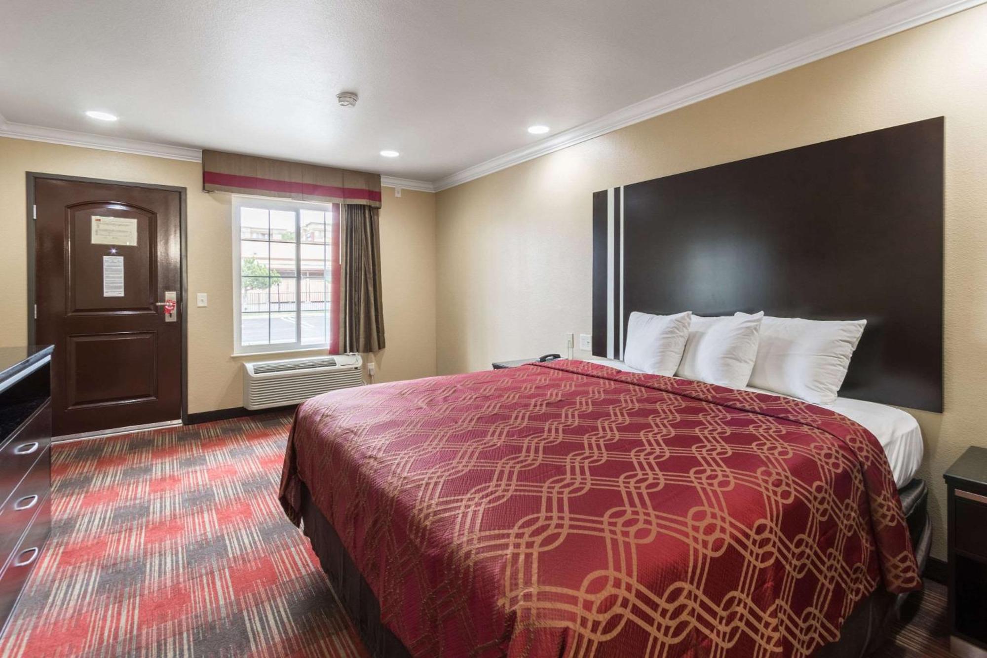 Econo Lodge Inn & Suites Escondido Downtown Екстер'єр фото