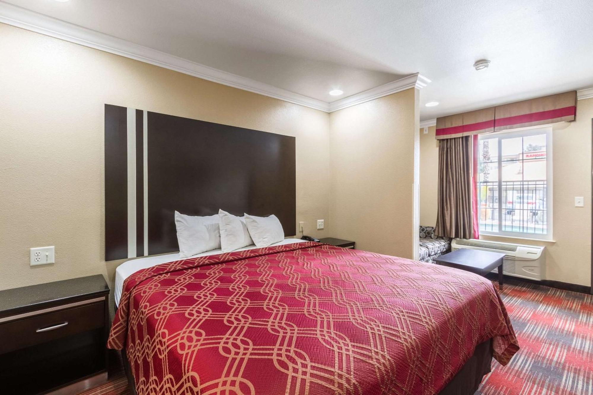 Econo Lodge Inn & Suites Escondido Downtown Екстер'єр фото